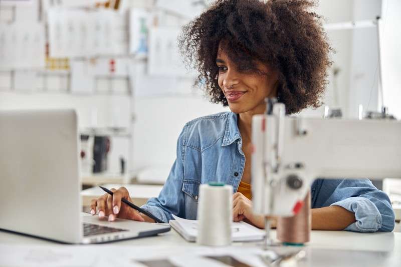 cómo cambiar archivos de bordado mujer afro negro poseído